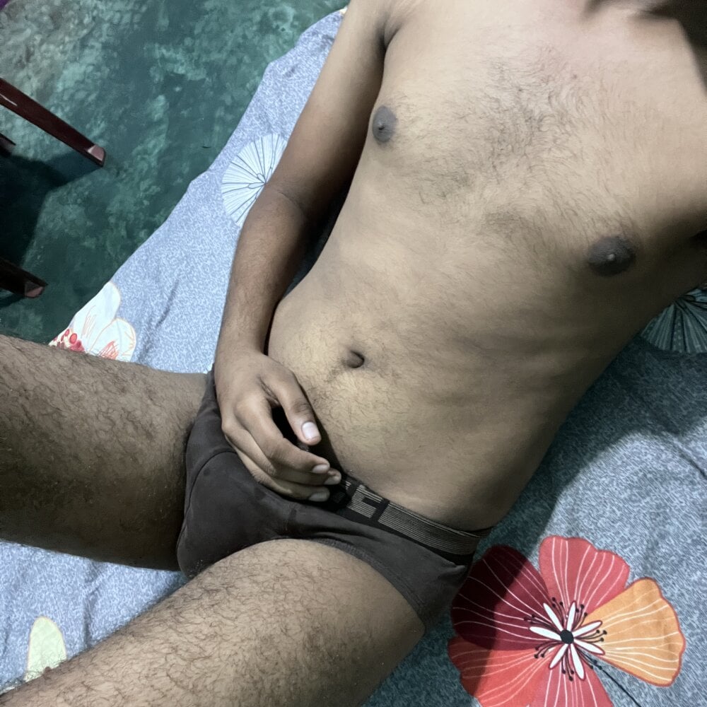 coco_boy12 live cam model at StripChat