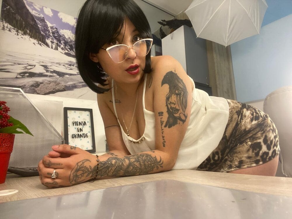 chatnmate.com akemi16 livesex profile in i-hope-its-in-your-heart cams