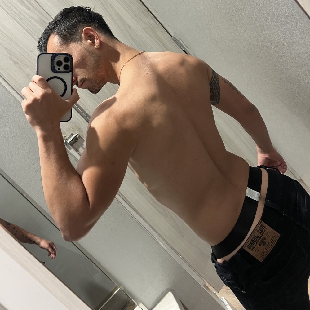 noah-hans from stripchat