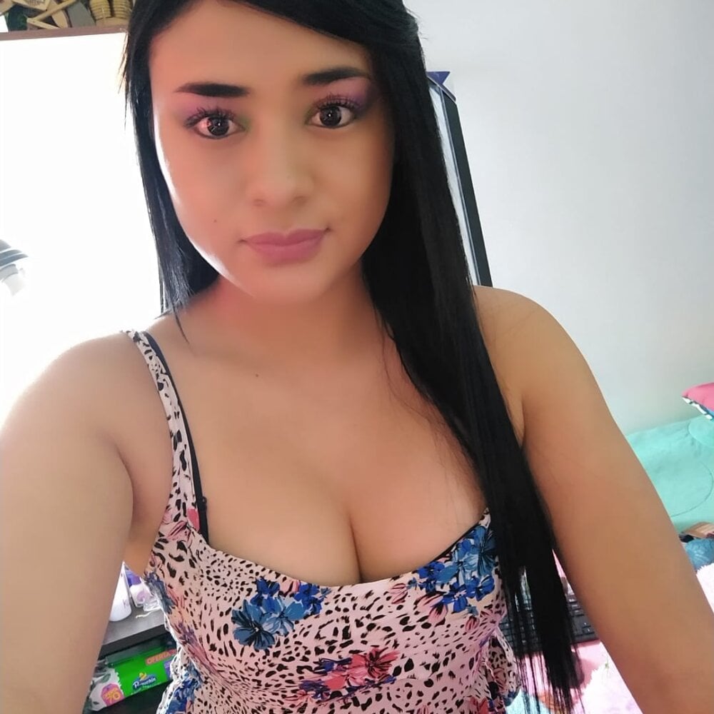 ReyleDoll live cam model at StripChat