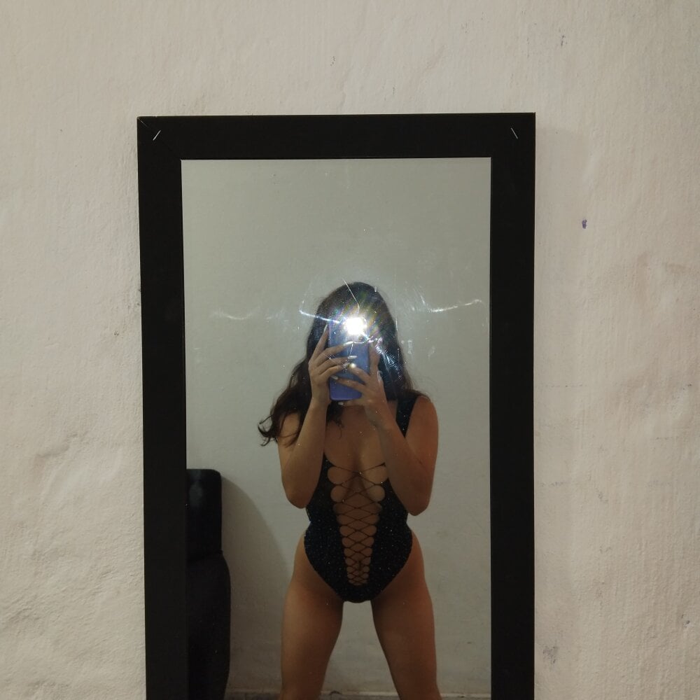 bran_lindi live cam model at StripChat