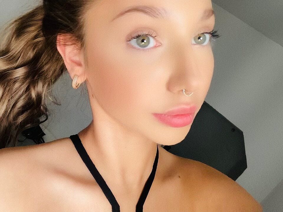 EmmaGorgeous live cam model at StripChat