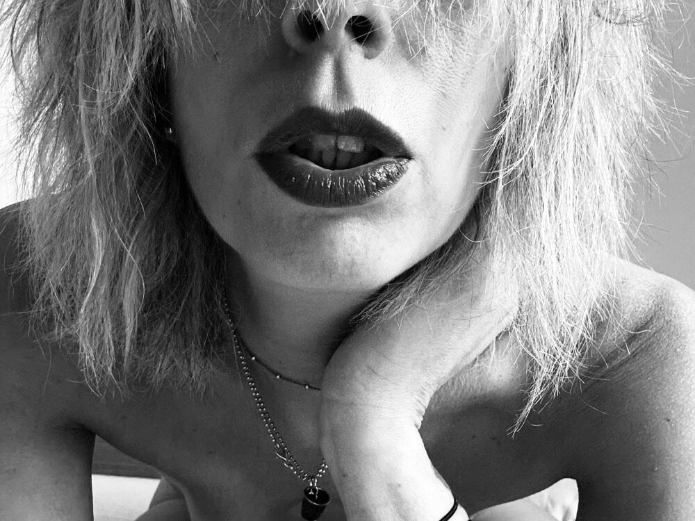 -SavageQueen-'s Offline XXX Chat