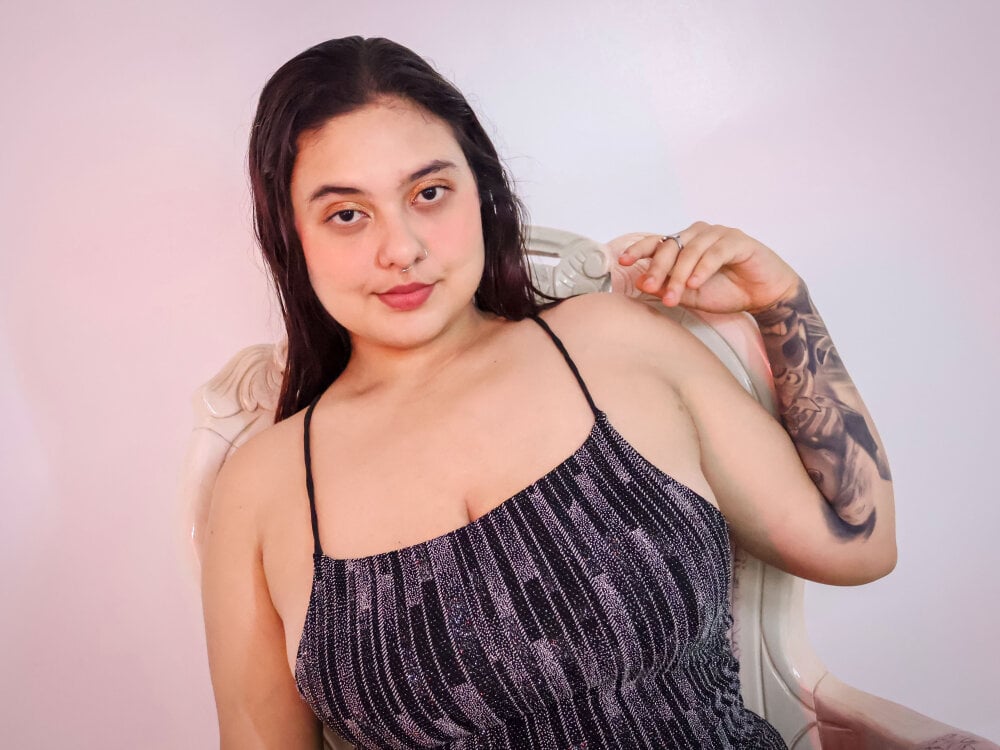myliveeroticcams.com nicolle_collinss livesex profile in curvy cams