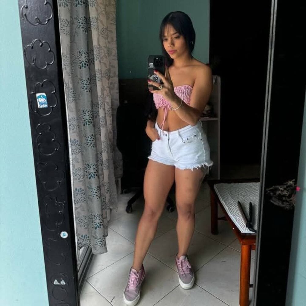 rebecca_rondell live cam model at StripChat