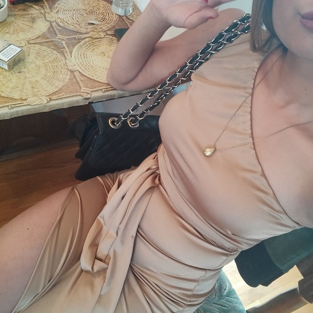 watchgirlcam.com ellie_monica livesex profile in places-where-im-happy cams