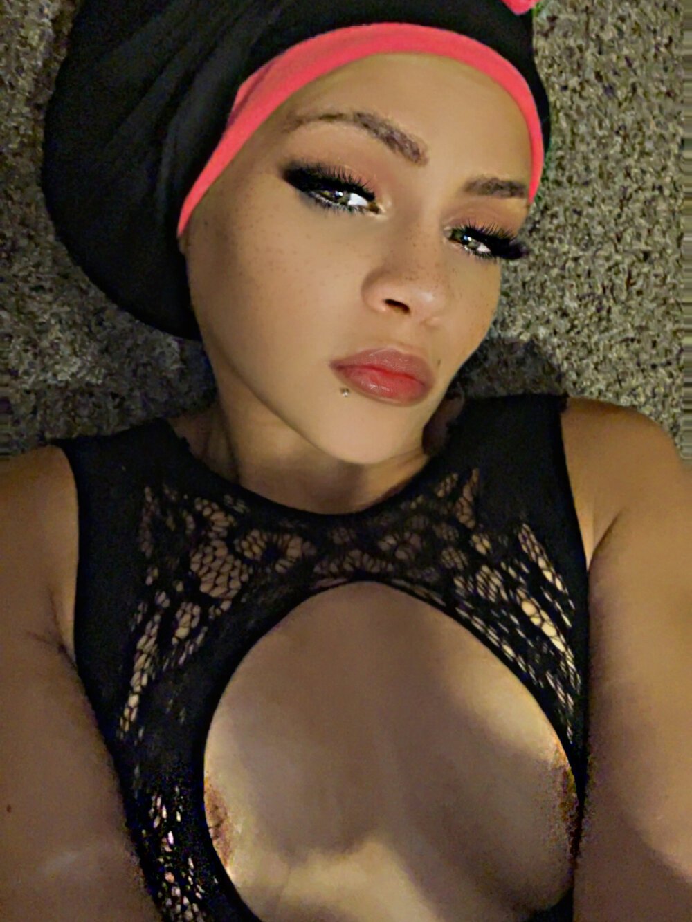 glamcambabes.com focxyphoenixx livesex profile in on-the-router cams