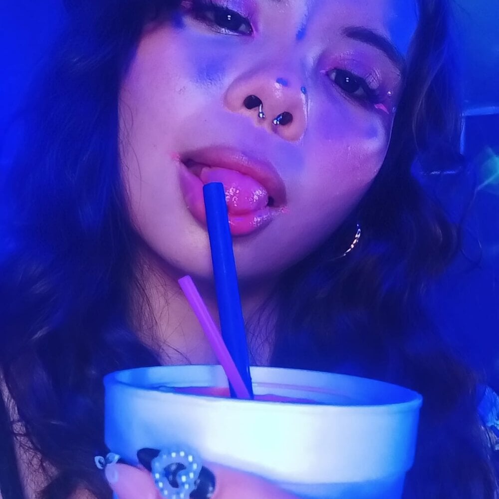 watchgirlcam.com honey_sweety_ livesex profile in i-live-surrounded-by-passion-and-madness cams