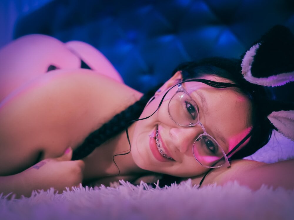 xxx-topcamgirls.com liz_catt_ livesex profile in land-of-good-girls cams