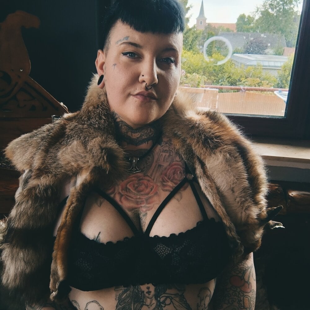 Live sex webcam photo for TatooShieldmaid94 #289963261