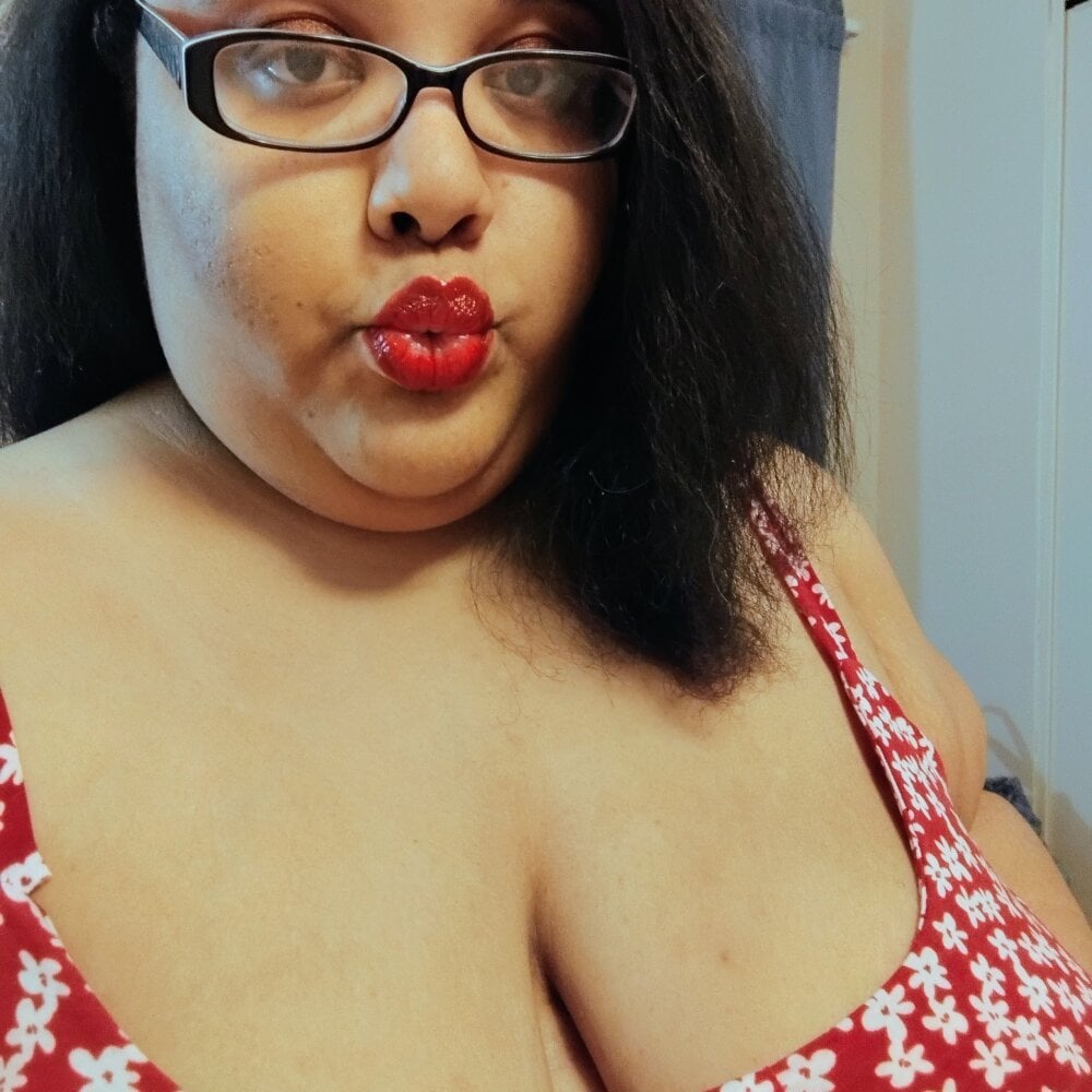 Fatpigslut32 live cam model at StripChat