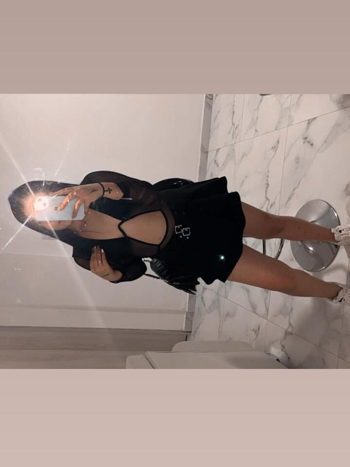 pornos.live alaia_leon livesex profile in colombia cams