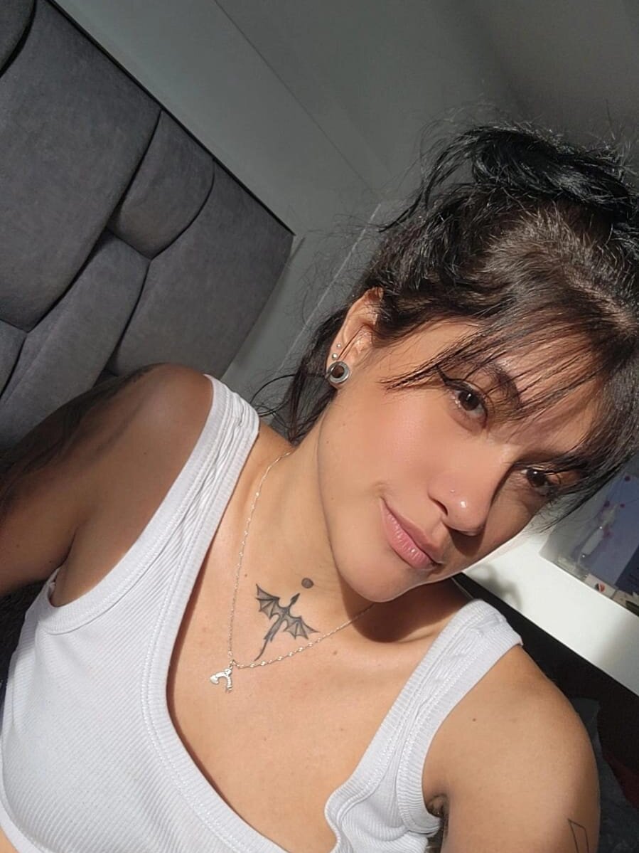 xxx-topcamgirls.com evelyn_samantha livesex profile in latin cams