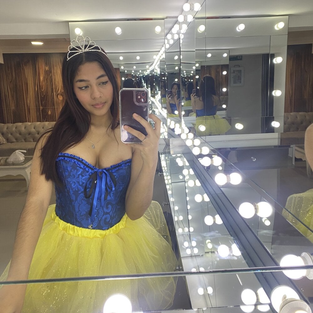 sleekcams.com kyraaaa livesex profile in private-in-your-deep-thoughs cams