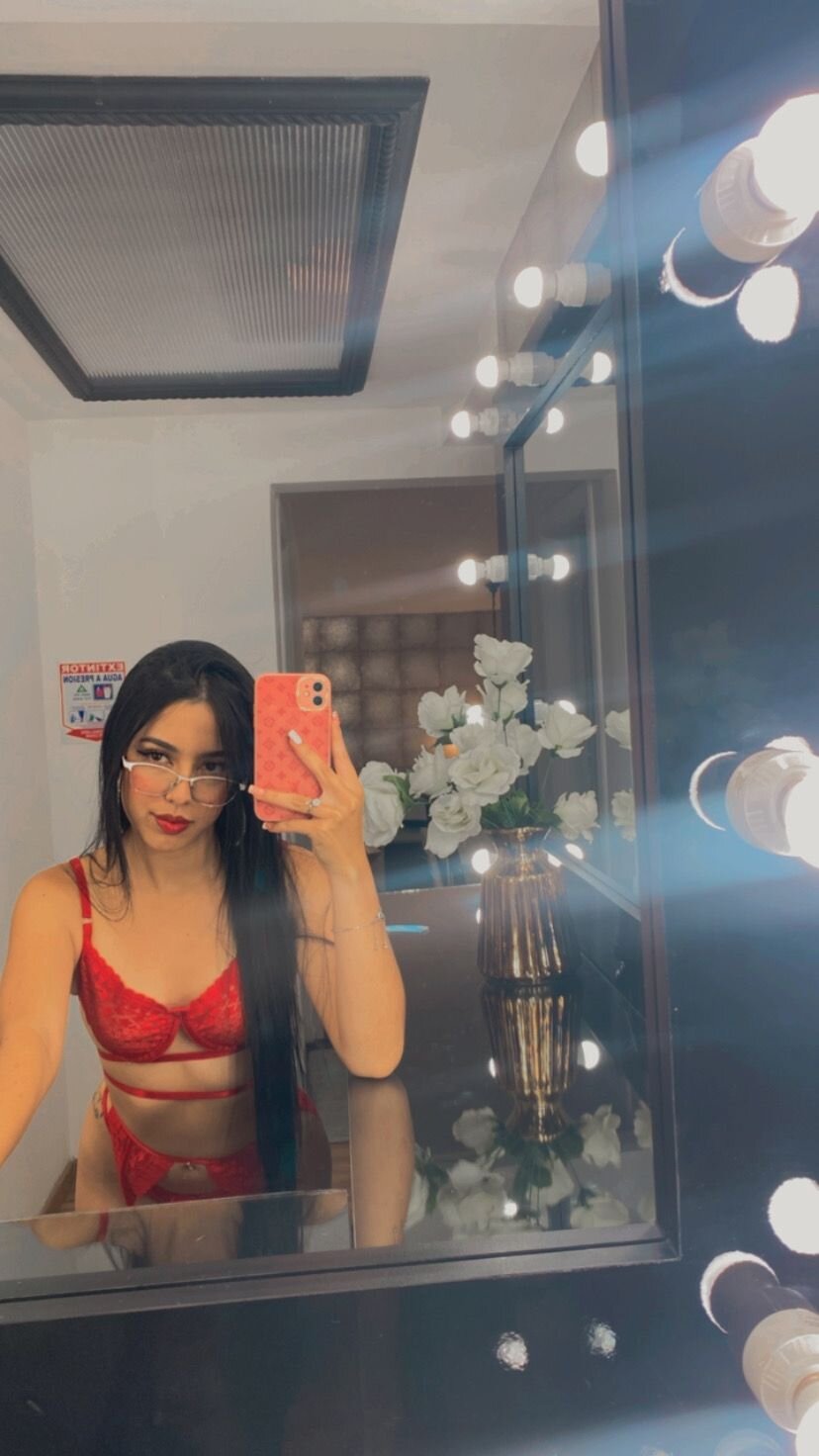 Chloe_smith02