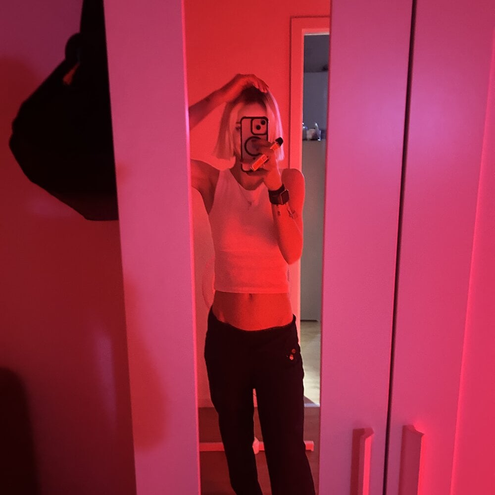blondiblack live cam model at StripChat