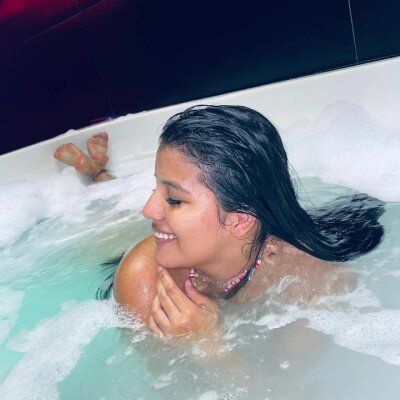 lily_collinsx Gallery Image 1