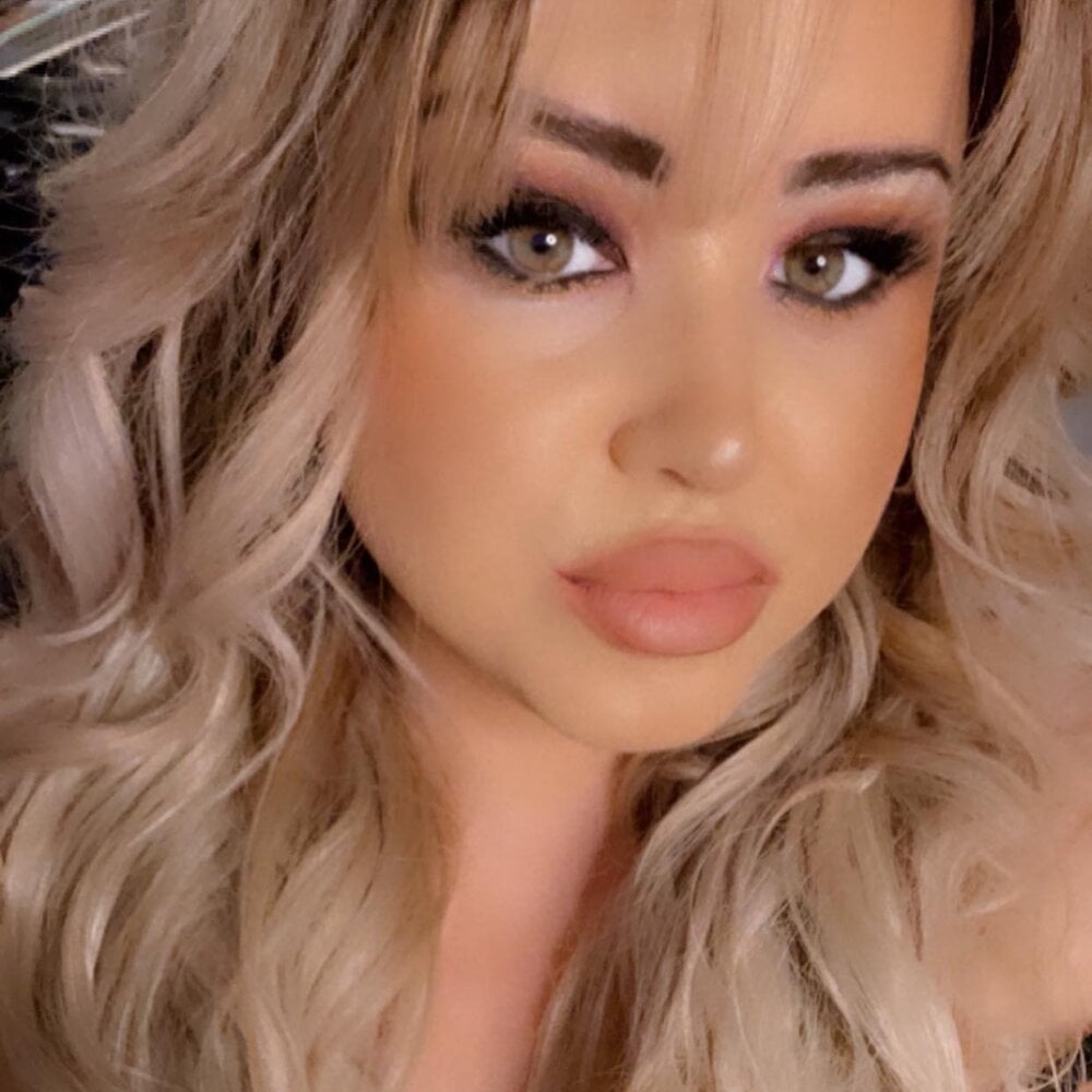 sexlivecamsites.com amber_eyesx livesex profile in in-youre-heart-3 cams