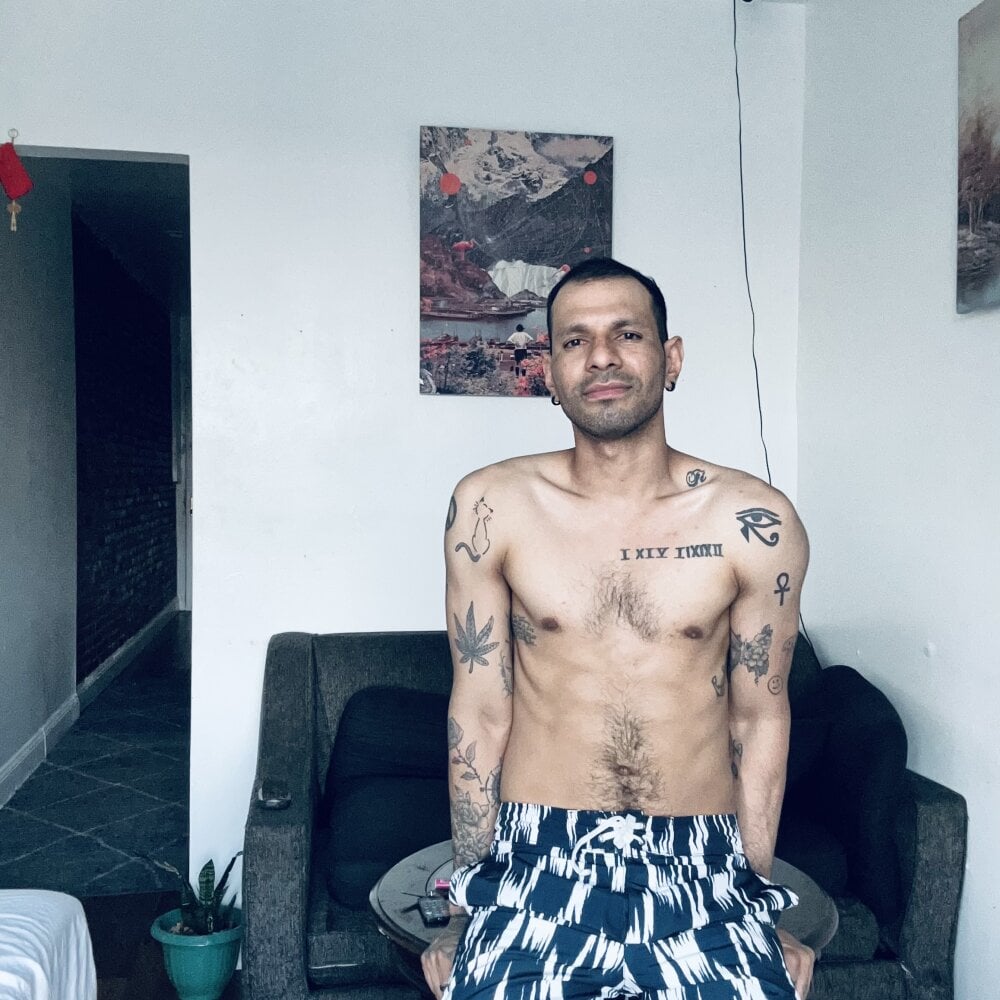 latinoxx1992 from stripchat