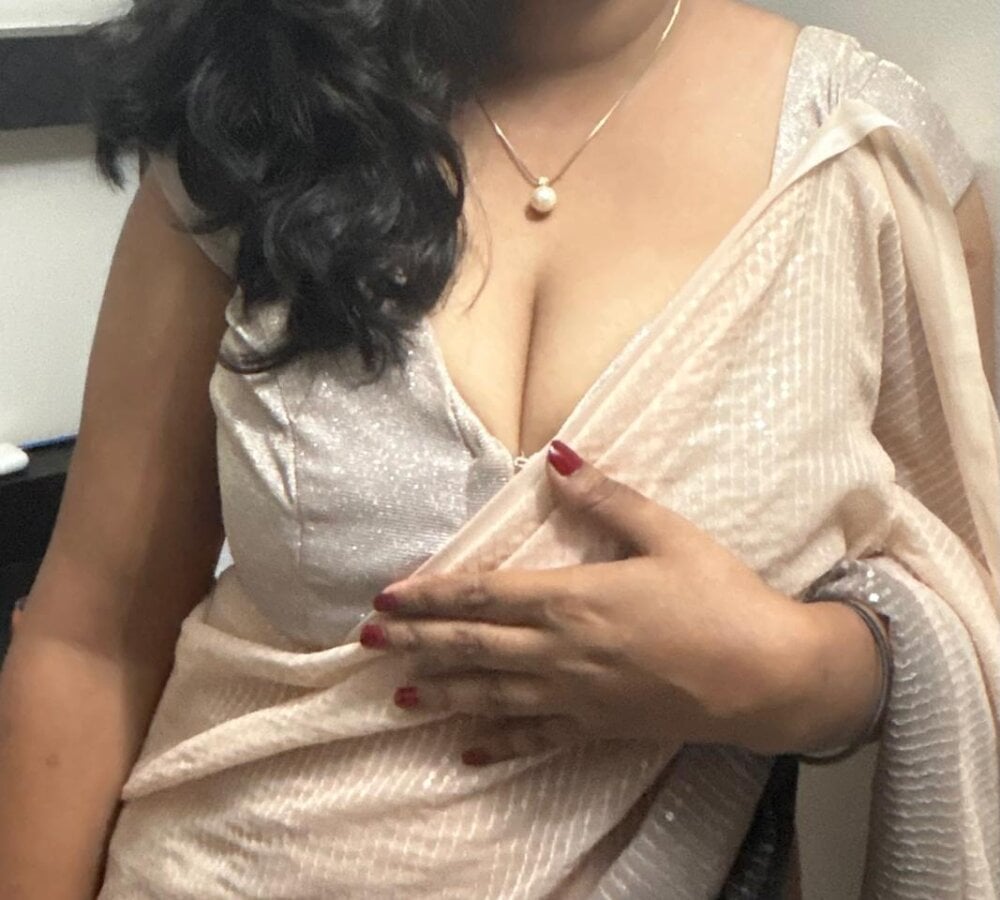 Kannada-Anu-Anu2002 live cam model at StripChat