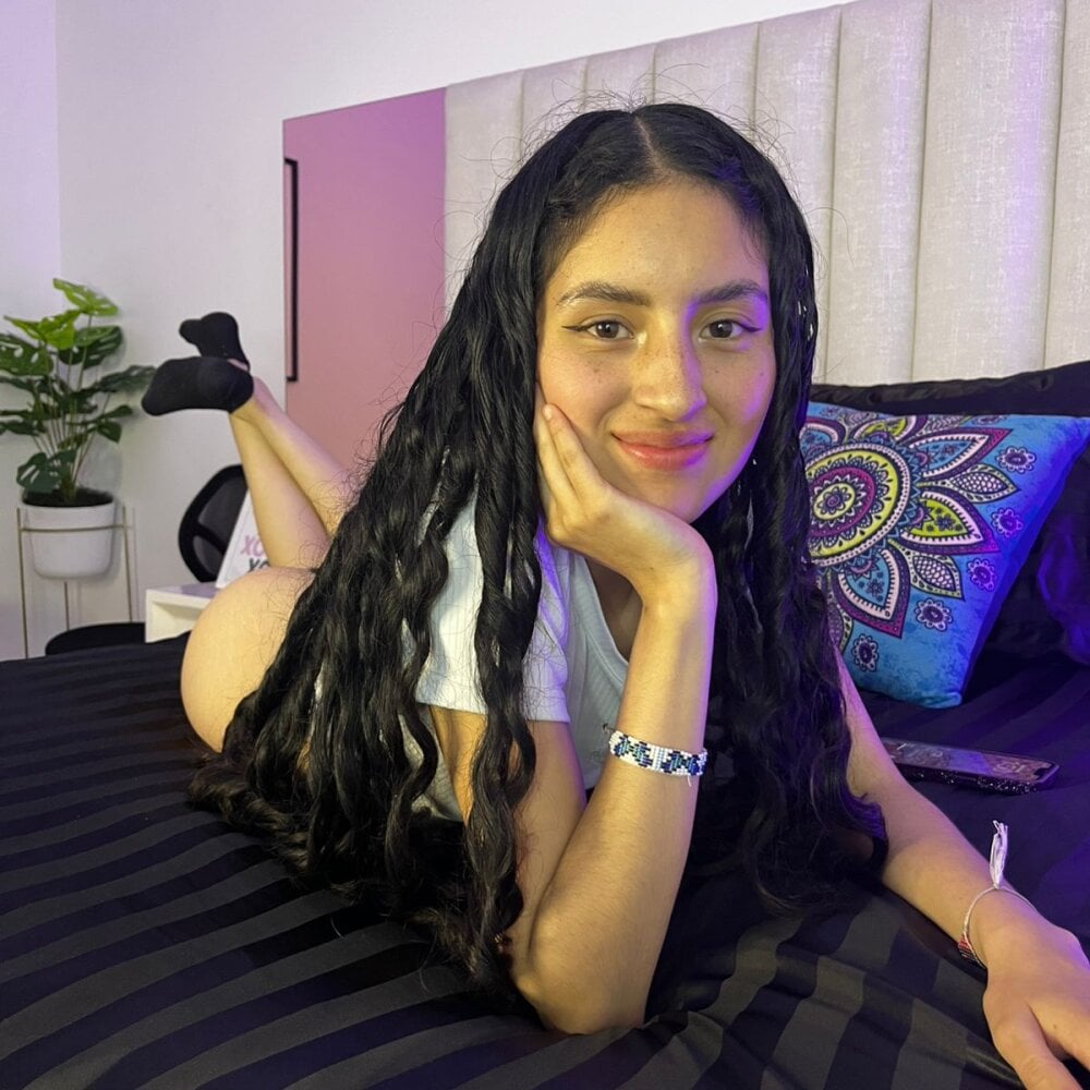 watchgirlcam.com soffy_hilltom livesex profile in hazel-eyes cams