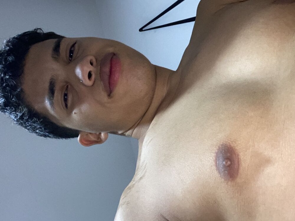 BayronSantana Adlı Modelin Çevrimdışı XXX Sohbeti