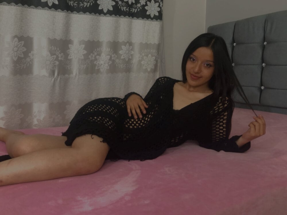 Watch  Ameliee19_ live on cam at StripChat