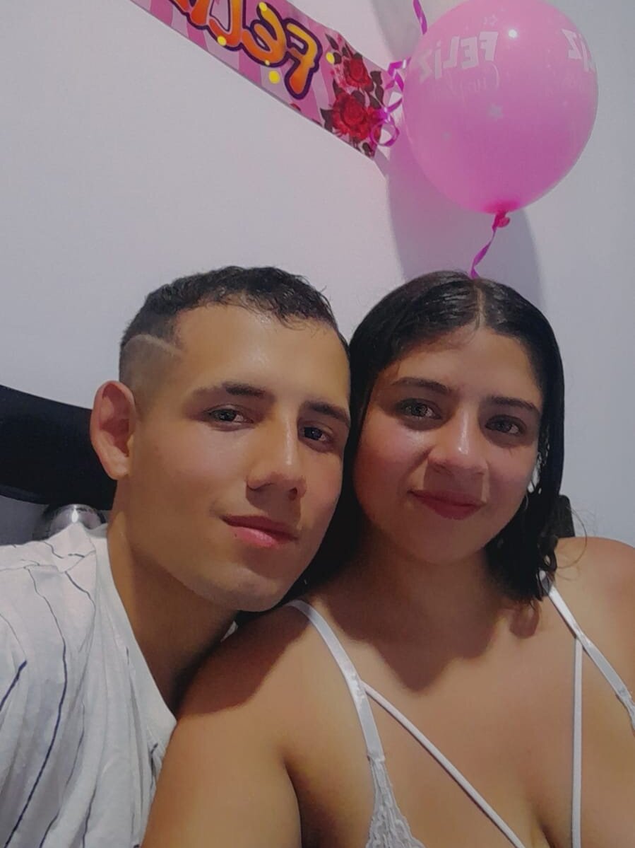 Bugs_And_Lolahot live cam model at StripChat