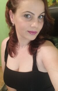 adelamilfsexy's Offline Chat Room