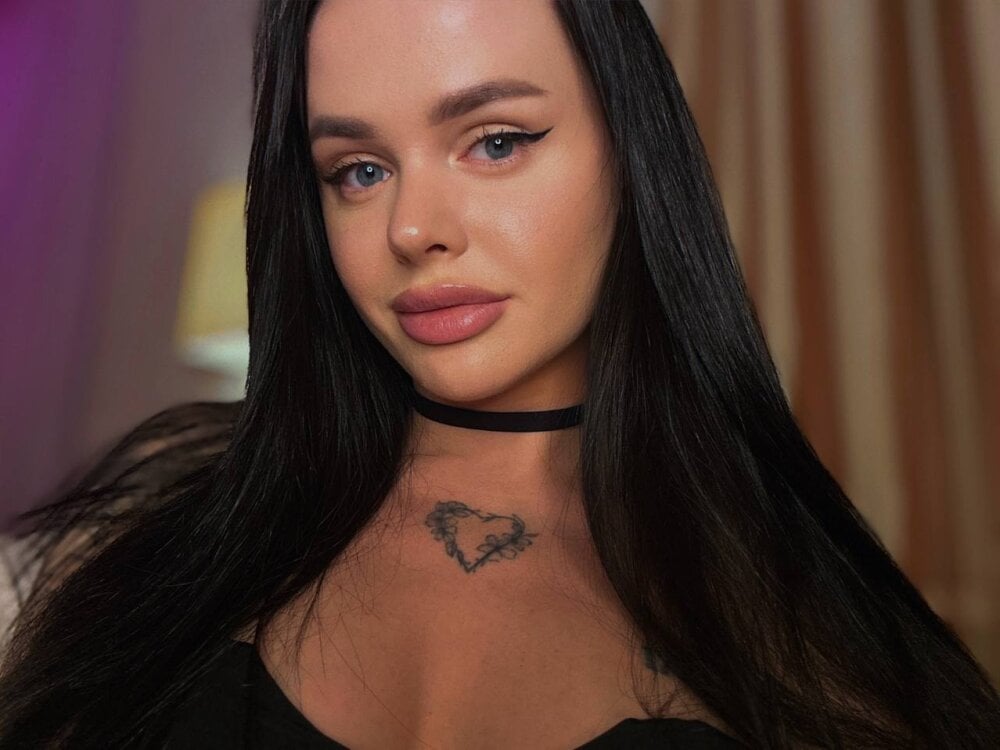 DinaTasty live cam model at StripChat