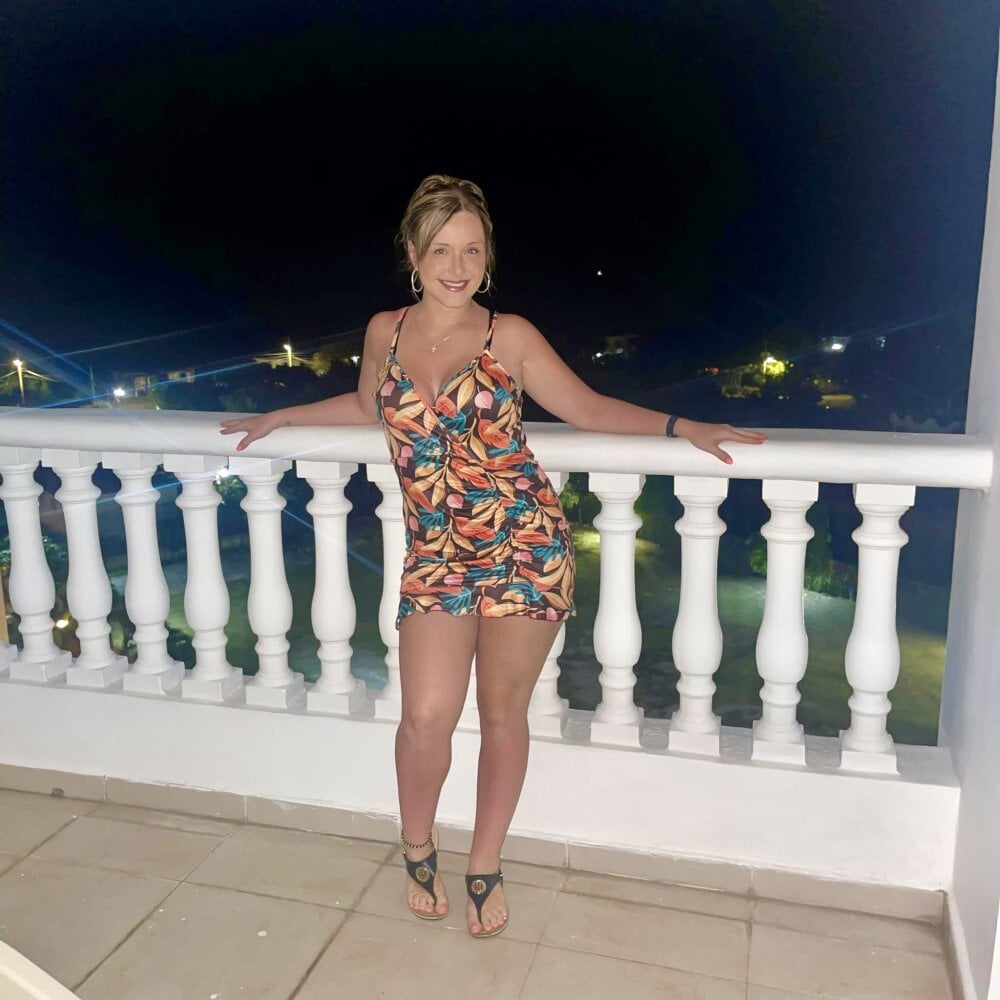 247camsex.com youaskwedoxox livesex profile in turn-around-im-behind-u cams