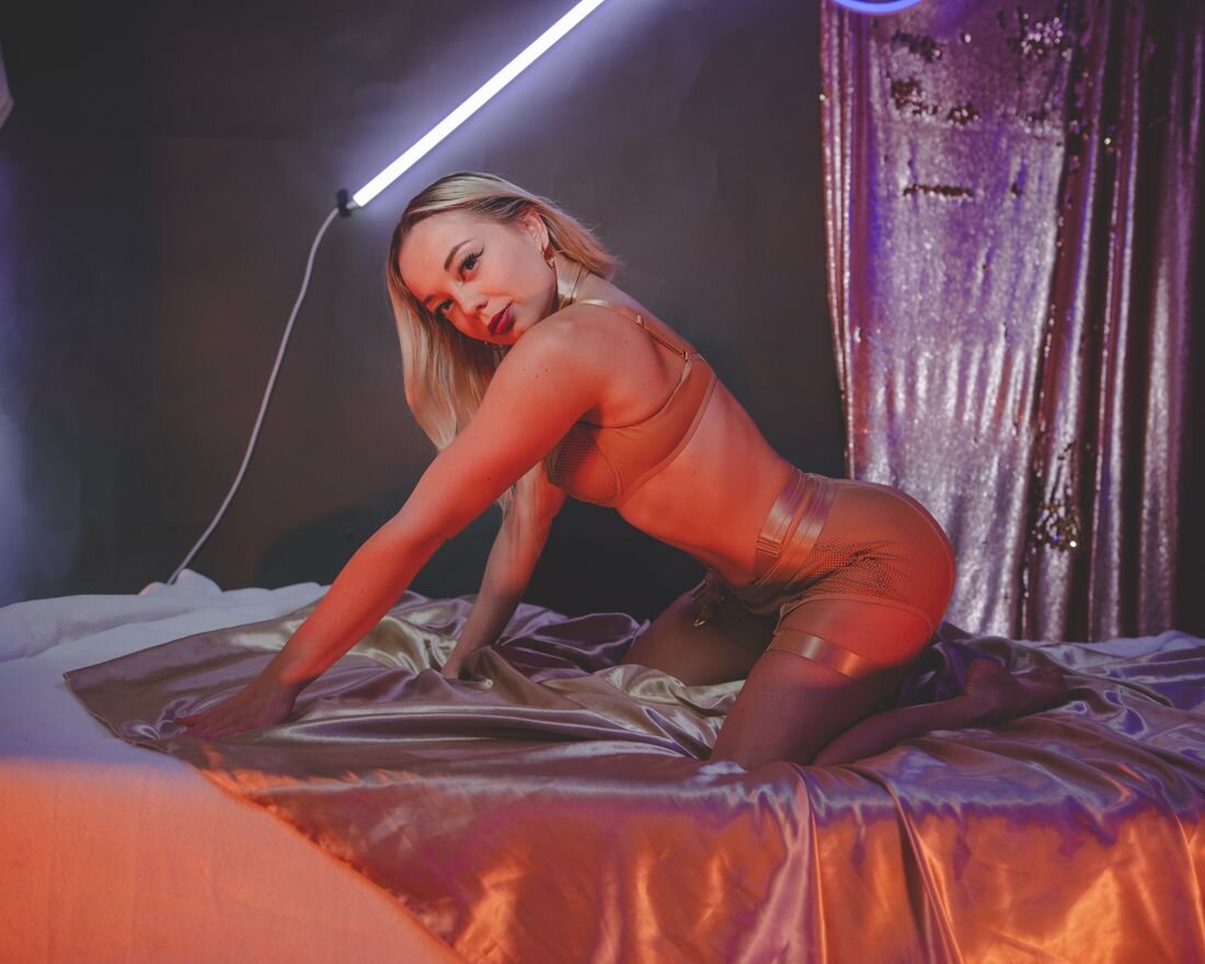 MistressAlexaGoldyy