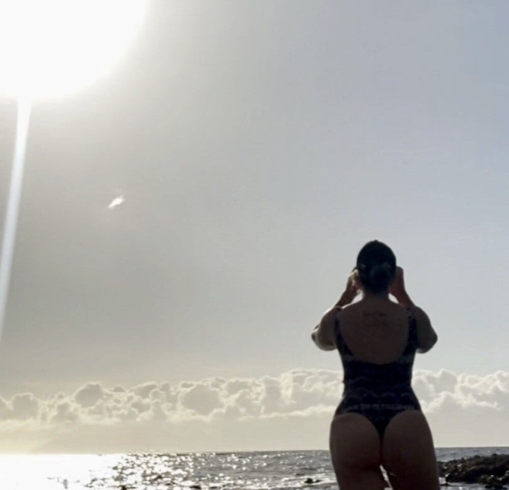 sleekcams.com mariamara222 livesex profile in in-the-same-world-to-you cams