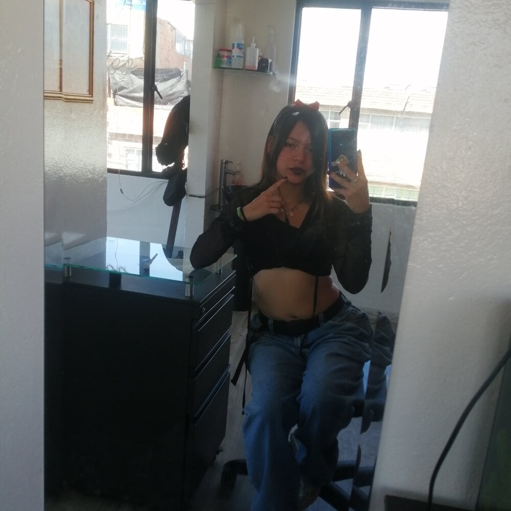 mega-camsex.com ninfa_19x livesex profile in latino cams