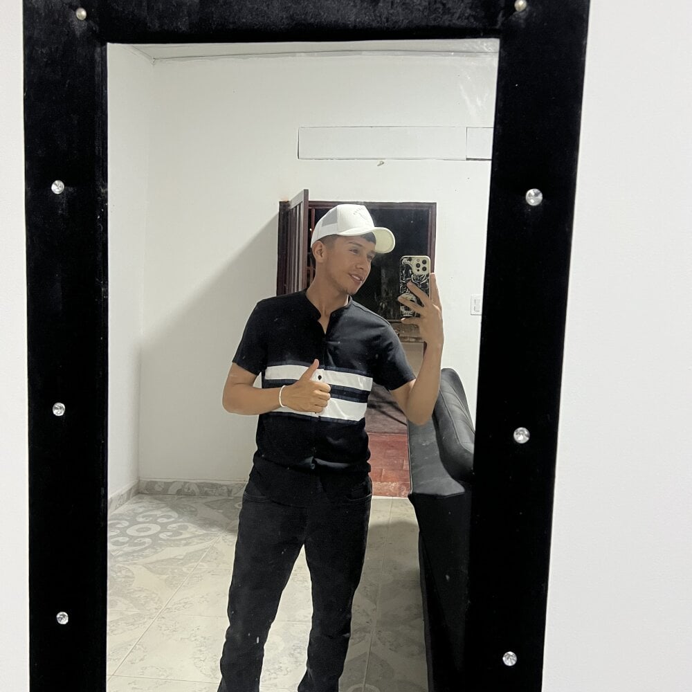 thiagoo_frost from stripchat