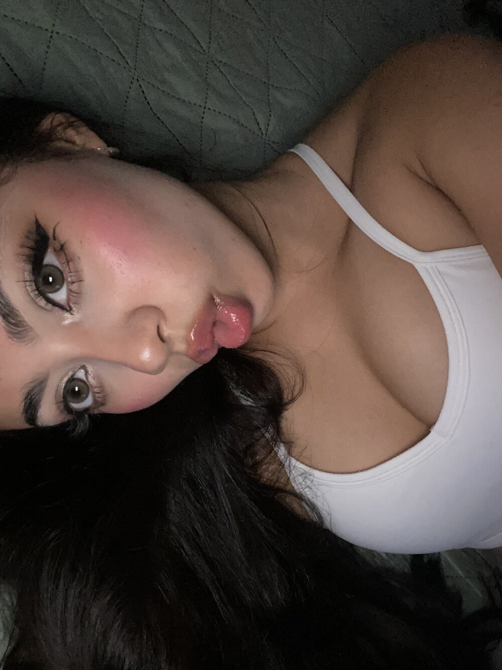 HottGgirl23 離線 XXX 聊天