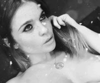 NadonaX's webcam live show