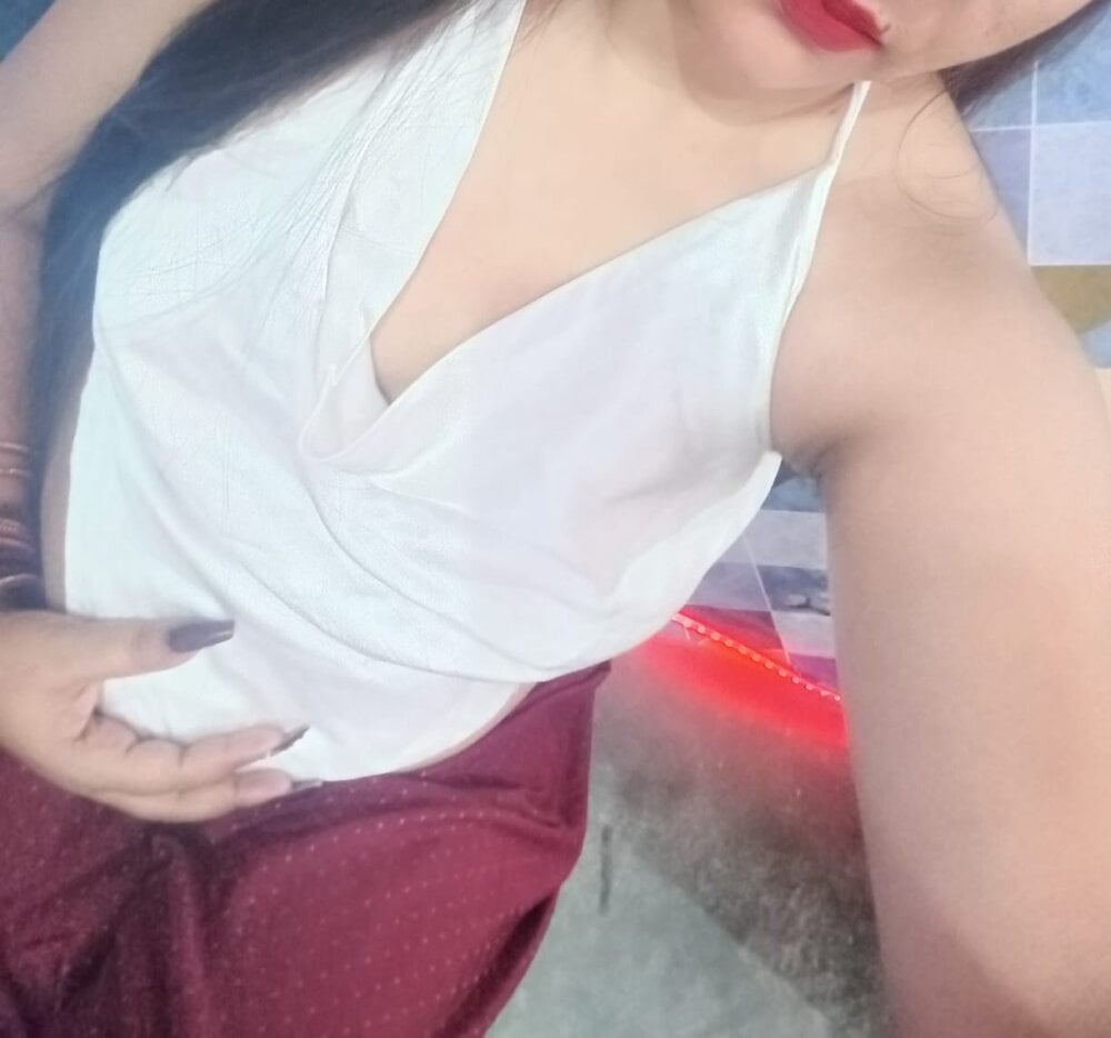 stripchat sexy_leone webcam profile pic via sexlivecamsites.com