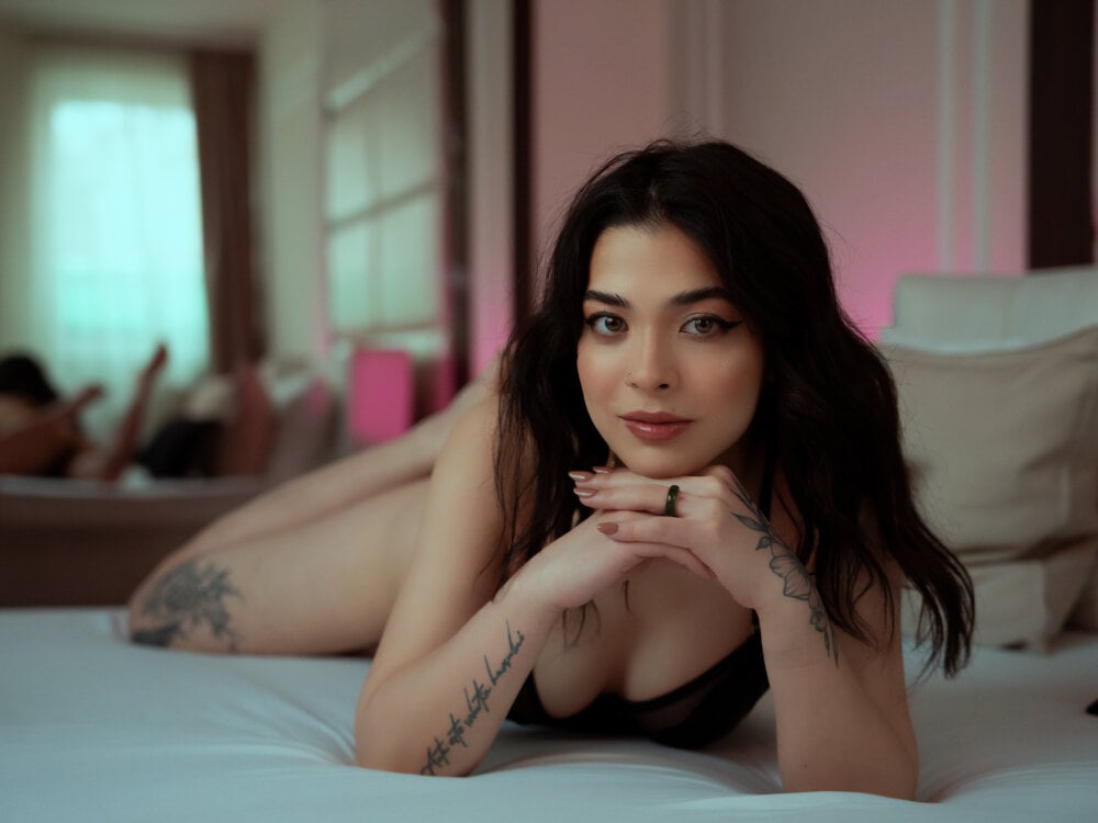 Live sex webcam photo for SophieWillis #289508134