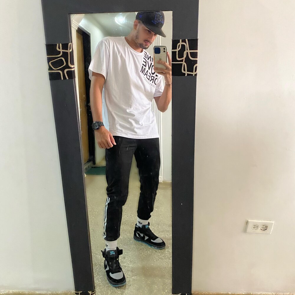 Watch  AndrewDream23 live on cam at StripChat