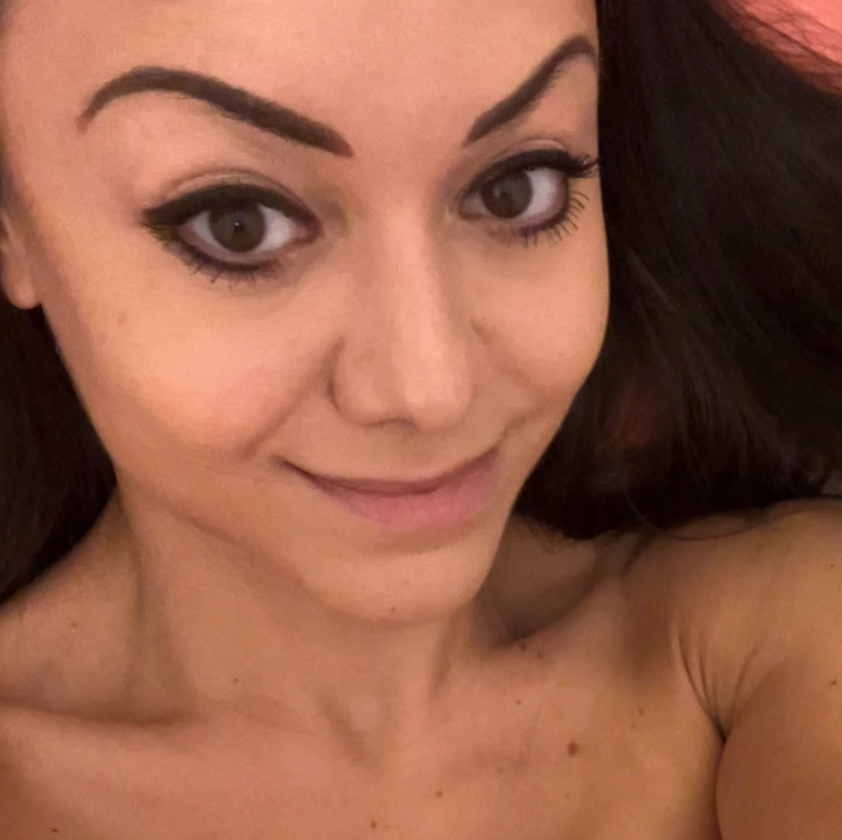 Veronica_More18's Offline Chat Room