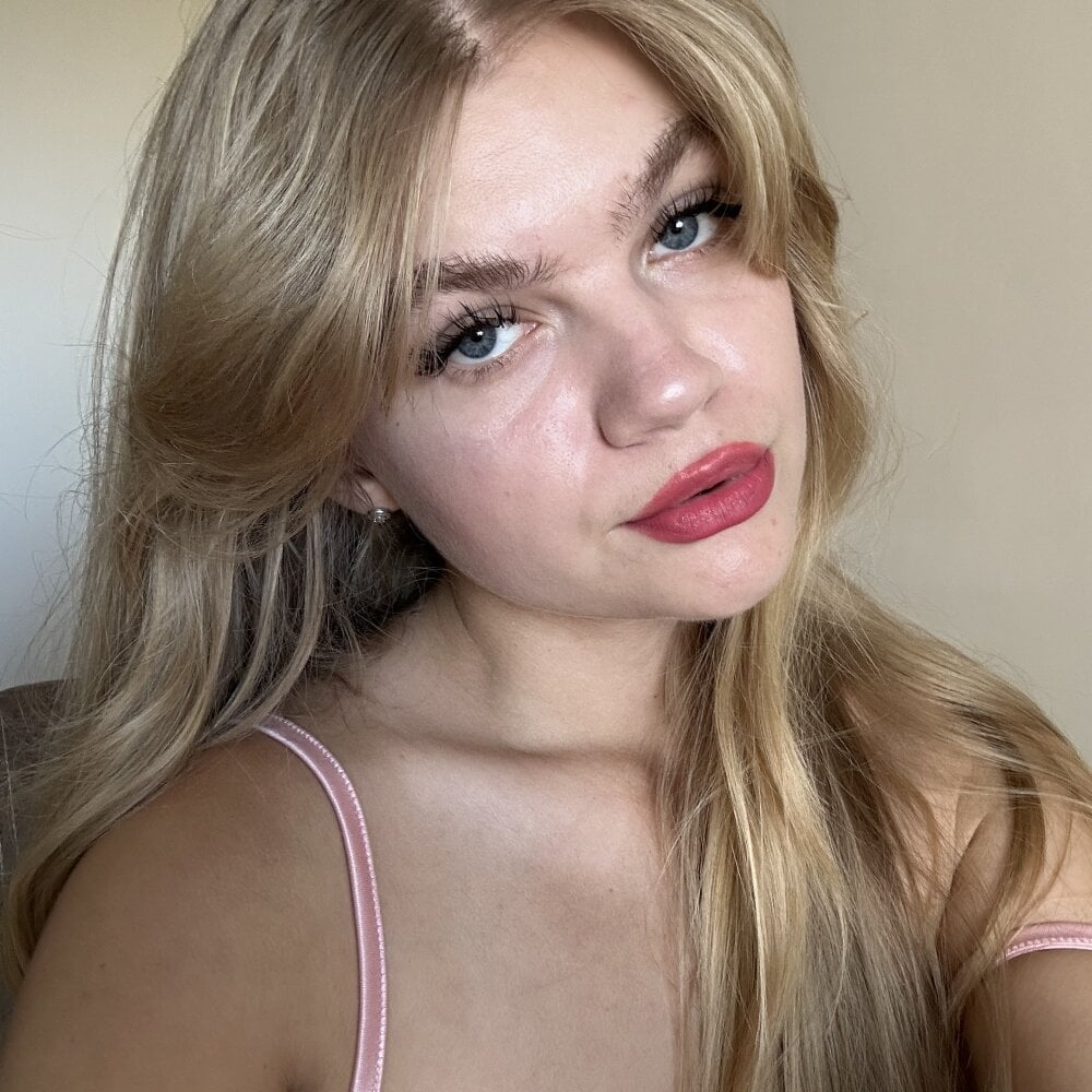 stripchat auroraxroses webcam profile pic via amateursex-livecam.com