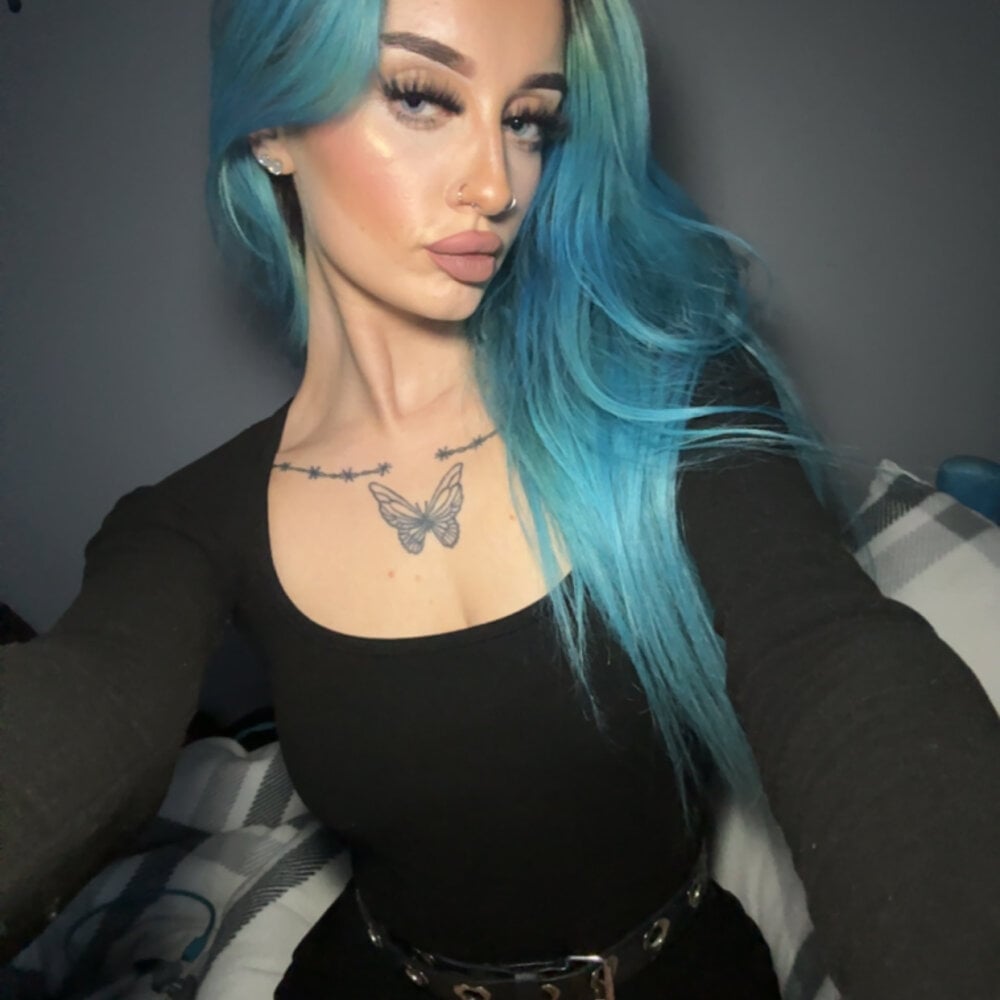 Bluetingx live cam model at StripChat