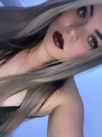charlote_thomson's Offline Chat Room