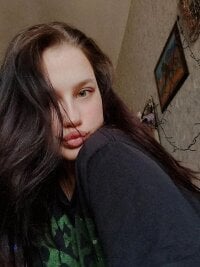 Bella_Rollant's Offline Chat Room