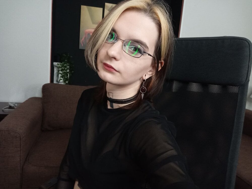 lika_haris live cam model at StripChat