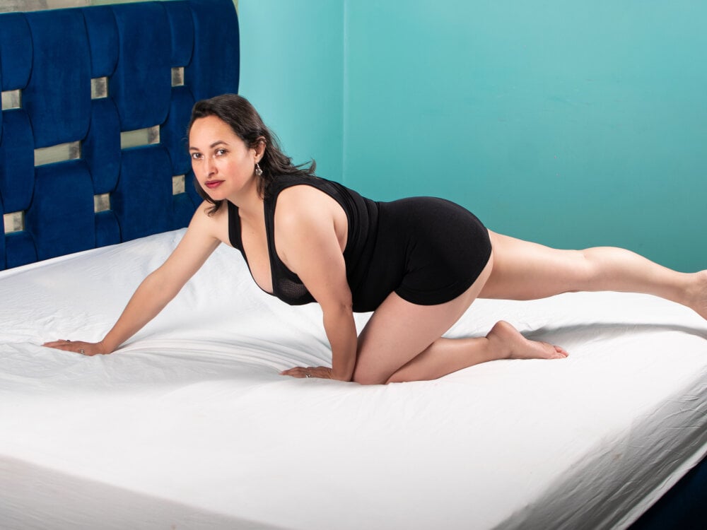 pornos.live lunaseecrett livesex profile in mature-latin cams