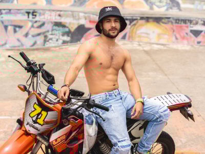 Valentinoford Male Brunette Live Cam Sex