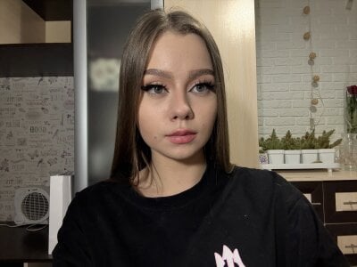 LinetteFay Female Shaven Nude Webcam
