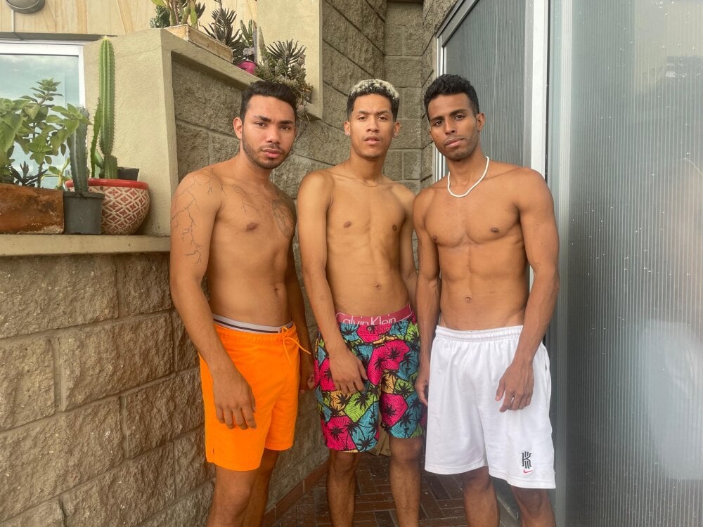 sexy_hot_latinos' Offline Chat Room